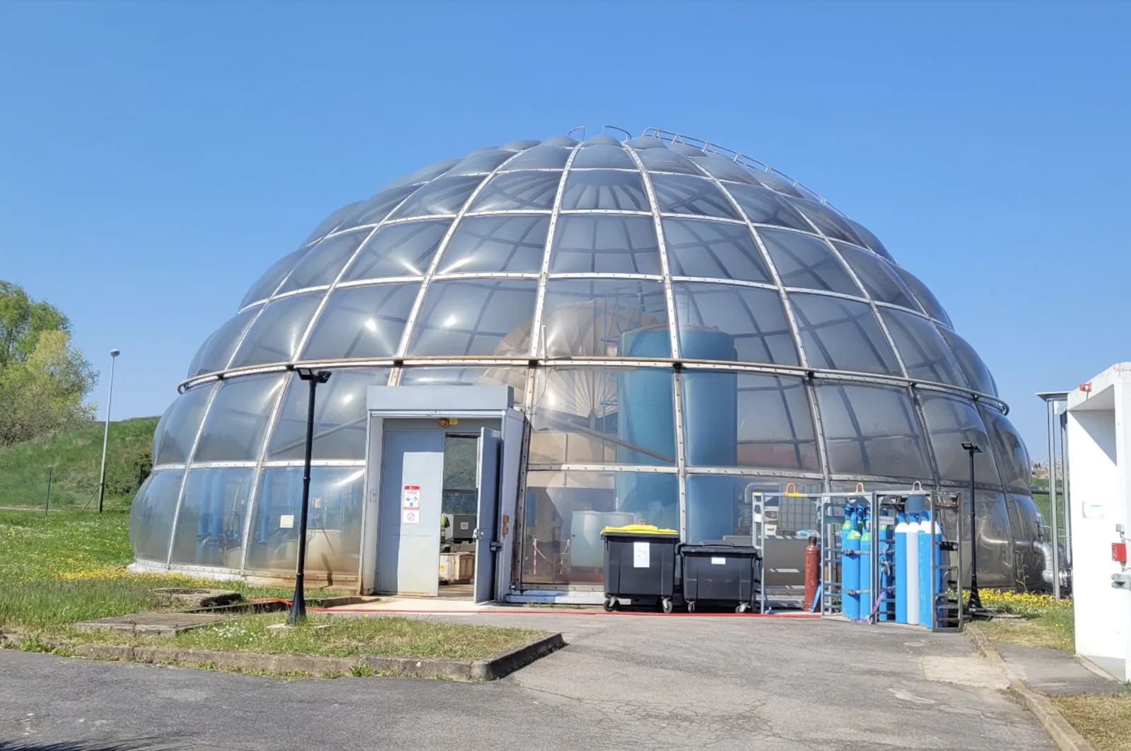 Vue extérieure de la centrale géothermique sous dôme